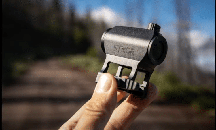 Fingers holding a Stngr Axiom II 