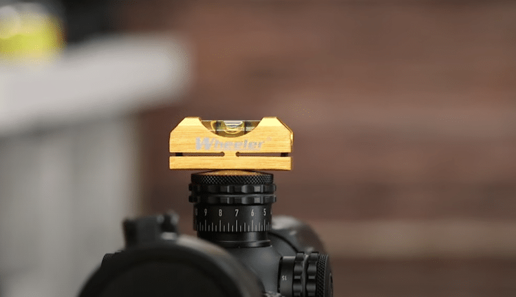 Bubble level on the elevation knob